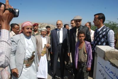 وزير الخدمه يعقداجتماع بديوان محافظه تعز لاستعراض آلية العمل للحكومه الالكترونيه بتعز ويضع حجر الاساس لمستشفي الامراض الجلديه بتعز‎