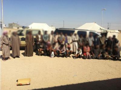 المجاهدون يطاردون مهرب سعودي يحمل 27 شخص يمني داخل سيارته، ويطلقون النار على اطاراتها