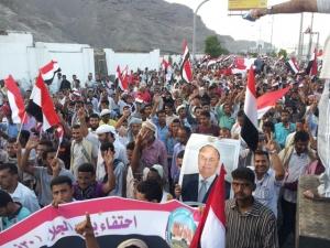 عدن تنتفض وتخرج بمليونية مؤيدة للوحدة والحوار (فيديو)