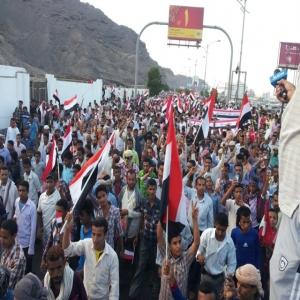 عدن تنتفض وتخرج بمليونية مؤيدة للوحدة والحوار (فيديو) عدن تنتفض وتخرج بمليونية مؤيدة للوحدة والحوار (فيديو)