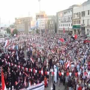 عدن تنتفض وتخرج بمليونية مؤيدة للوحدة والحوار (فيديو) عدن تنتفض وتخرج بمليونية مؤيدة للوحدة والحوار (فيديو)
