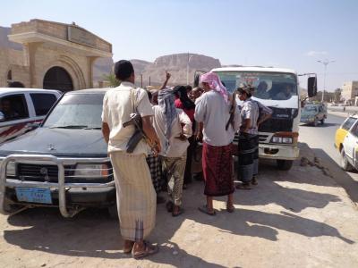 أبناء القطن يشكلون لجان لقطع الطريق المؤدي إلى المحافظات الشمالية بخط مأرب  مهرجان جماهيري بالقطن يطالب بإتخاذ مواقف عاجلة لاطلاق سراح المختطف النميري