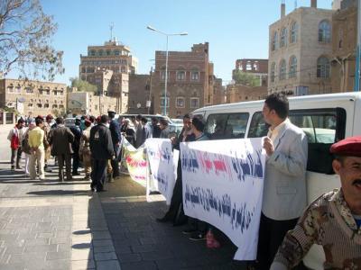 احتجاجات متوازية بالعاصمة صنعاء والخرطوم والقاهرة وموسكو وكوالالمبور  طلاب الاستمرارية يتهمون التعليم العالي بالنكث بوعودها وتعريض مستقبلهم العلمي للضياع بأعذار واهية .