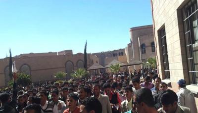 احتجاجات غاضبة لطلاب هندسة ذمار رفضاً لسياسة التجهيل مرددين"يا حضراني يا زائل.. اين حقوق الأوائل"