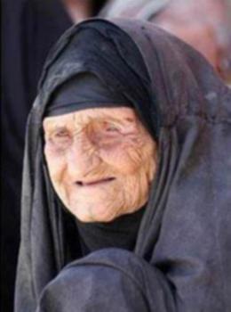اليمن: سيدة خمسينية تستخدم برامج التواصل المجاني على الإنترنت,الإنترنت يفرّق شمل الأسرة في المنزل ويستحضر شتاتها