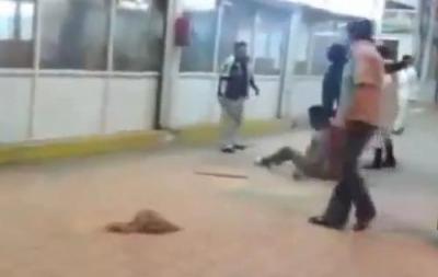 شاهد فيديو: اربعة سعوديين يعتدون على يمني صاحب محل جوالات بالرياض و"يــطـعـنـوه"