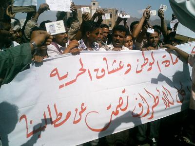 الجنود المنضمين للثورة يجددوا أعتصامهم أمام ديوان تعز لعدم أعطائهم حقوقهم أسوة بالمنقطعين من الاحزاب