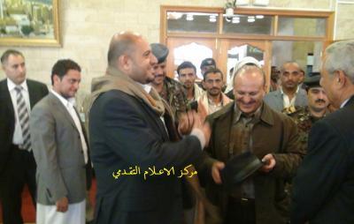 يحيى صالح يغادر صنعاء بعناق حار ويوجه رسالة لقوات الأمن المركزي 