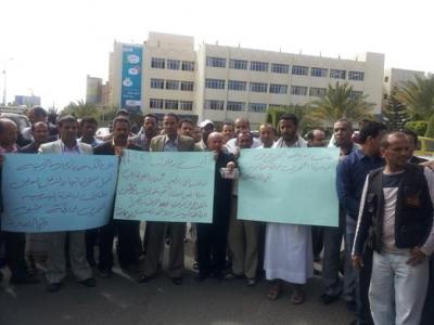 وقفة احتجاجية لموظفي الاتصالات احتجاجاً على اختطاف زملائهم بمحافظة شبوة