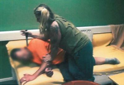 امرأة تطعن زوجها 30 مرة و تشكر رب عملها على سلاح الجريمة
