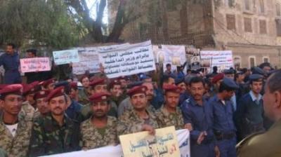مسيرة للعشرات من المنقطعين العسكريين في صنعاء