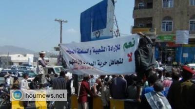  أبناء حزمان أسفل يعتصمون أمام ديوان تعز للمطالبة بمحاسبة شمسان 