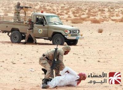 يمني ينزف حتى الموت عند محاولته اختراق الحاجز الحديدي السعودي