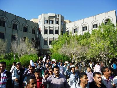 طلاب جامعة تعز يرفعون سقف مطالبهم ويدعون إلى إنهاء الإضراب ورحيل قيادة الجامعة