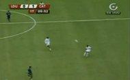 بالفيديو: لاعب يسجل هدفاً في مرماه بشكل لا يصدق