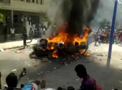 شاهد بالفيديو انصار للحراك الجنوبي يحرقون سيارة زميلهم بعد ان أشتبهوا بأنه شمالي ..