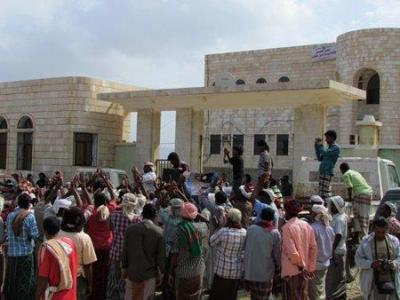 متظاهرون  بسقطرى يطالبون الرئيس هادي بإقالة محافظ حضرموت  