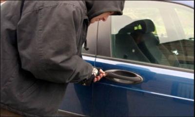 ضبط سارق متلبس اثناء سرقته 400 ألف ريال من داخل سيارة