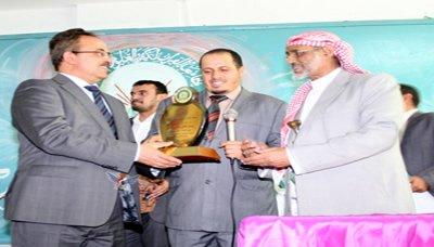 أمين العاصمة يسلم جامعة القرآن الكريم والعلوم الإسلامية مساحة مبنى مقر الجامعة الجديد الممنوحة لها من أراضي وعقارات الدولة 