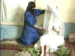 يمني عجز عن الدخول على عروسه لشكه أنها... رجل!