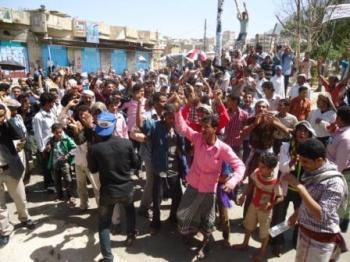 في مسيرة راجلة إلى ساحة الحرية عمال مصانع هزاع طه يرفضون الالتفاف على انتخابات  نقابتهم العمالية
