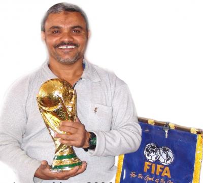  المصور زيزو يتسلم ملصقات وتاريخ نهائيات كاس العالم