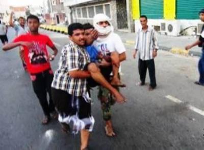عناصر حراكية تهاجم الزميلين الشلفي وأنيس منصور واشتباكات بين قوات الامن وعناصر حاولت اقتحام ساحة العروض وسقوط قتيلين