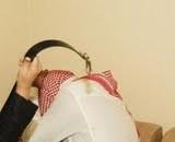  كويتية تطرح شاباً تحرش بابنتها أرضاً وتضربه "علقة ساخنة"