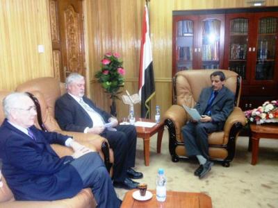 أكد ضرورة تسريع إنجاز تأهيل وترميم بقية المدارس المتضررة: وزير التربية يلتقي مدير البرامج الفنية بالوكالة الامريكية للتنمية  