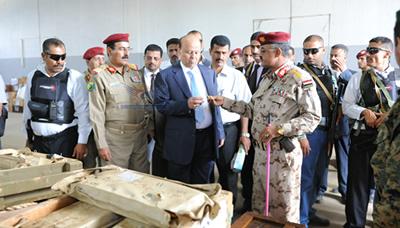 هادي يخمد نيران عدن ويتجول في شوارعها