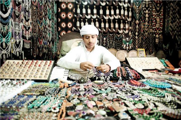 البهارات، العسل، العقيق، الجنبية والمقتنيات الأثرية.. الجناح اليمني في القرية العالمية يجسد أزقة صنعاء العتيقة