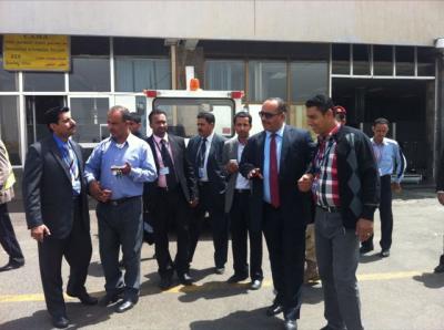 وزير النقل يزور مطار صنعاء ويتفقد حجم الاضرار في طائرة اليمنية  