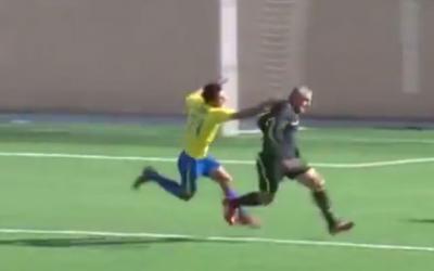 (فيديو) مطاردة حكم وضربه بعد إشهاره بطاقة حمراء