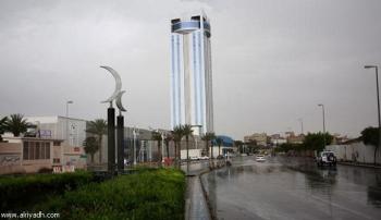 يمني يتلقى ضربا مبرحا من 7 أشخاص لتهديده فتاة بالطائف