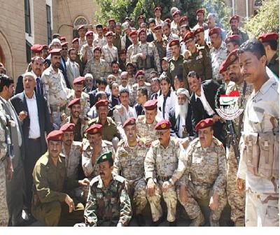 صور علي محسن والقادة المنضمين الى الثورة في ذكرى انضمامهم اليها