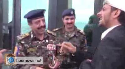 فيديو: القوسي ينزع جنبية الشيخ صغير بن عزيز خارج قاعة مؤتمر الحوار