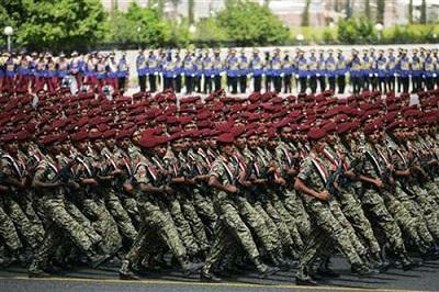 وزير الدفاع يقيل قائد لواء غمدان (من سنحان) المتمركز في "نقم"، وقائد اللواء 314 ويعين بديلا عنهما
