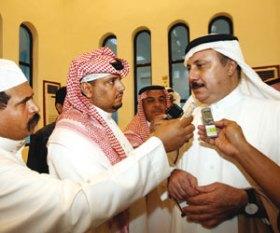 السفير السعودي بصنعاء يضع حدا للشائعات ويؤكد: لا إيقاف لتأشيرات اليمنيين 