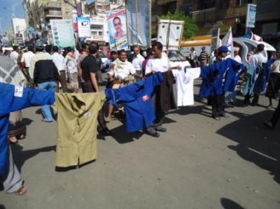 عمال القطاع الخاص بتعز ينتصرون لزملائهم  ويهددون بالتصعيد والمعلمون يعيدون نصب خيمتهم أمام التربية 