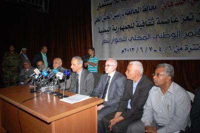 محافظ تعز يدعو الاحزاب السياسية بالمحافظة بتحديد موقفها ممايجري بالمحافظة وتعزتأجل مؤتمر الحوار المحلي  