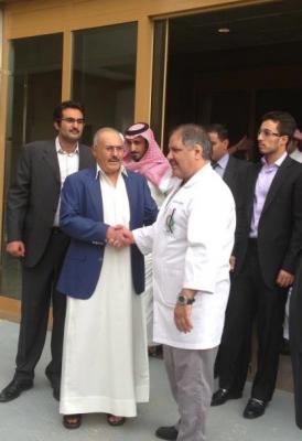 (صور) : استخراج عدة شظابا من رأس الرئيس السابق على عبد الله صالح، ويغادر المستشفى بعد عمليتين ناجحتين