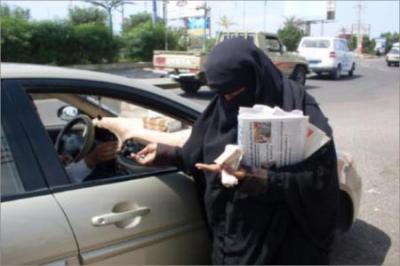 يسرى.. أول بائعة للصحف باليمن «فتاة عدنية مكافحة»