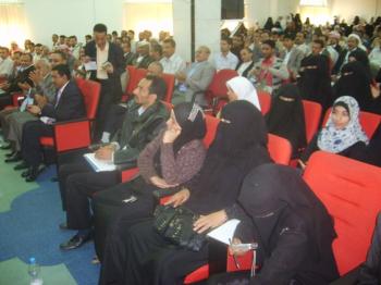 محافظ تعز يؤكد على ضرورة عدم اخضاع العملية التربوية لأي دواع حزبية أو سياسية .