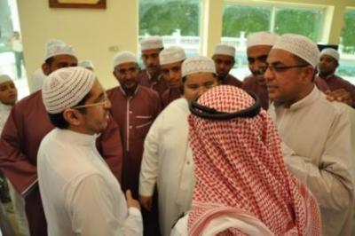 وفد سعودي برئاسة المهندس عبد الله بقشان ورئيس منظمة فور شباب العالمية العمري في زيارة لمدينة تريم ويلتقي ببلابل فرقة المسرة