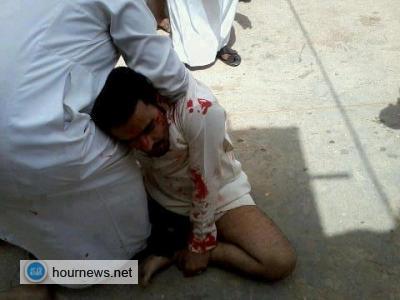 شباب سعوديين يعتدون بالطعن على احد اليمنيين بالسكاكين في القرية الشعبية بالرياض (صورة)