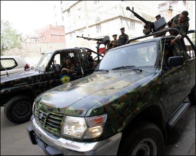 لا زالا معتقلين بمقر القيادة:  قوات الأمن الخاصة تقتحم منزل مستثمر أمريكي من أصول يمنية وتعتقله ومحامي فجر اليوم بصنعاء
