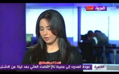 قُبلة خاطفة داخل غرفة إعداد "قناة العربية "على الهواء مباشرة تثير جدلا (فيديو)