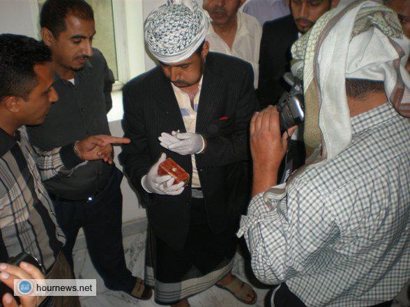 بالصور: تفكيك عبوة ناسفة من مادة تي ان تي شديدة الانفجار زُرعت بباب صحيفة المصدر