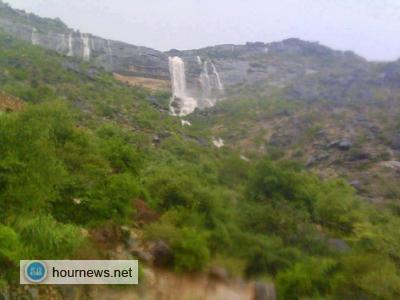 صورة لجندي المرور وسط المطر، تُثير إعجاب الكثيرين (صور)