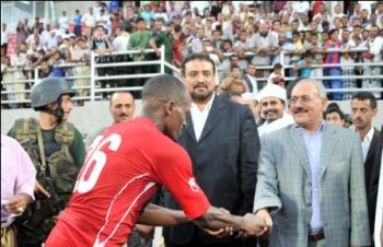 حضر مباراة لنادي التلال وشعب إب..الرئيس صالح: عدن ستحتضن خلال الفترة القادمة عدة بطولات رياضية إقليمية ودولية
